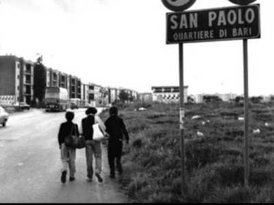 Le origini del San Paolo risalgono alla fine degli anni 50, quando si decise di fornire un�abitazione agli �ultimi� di Bari: gente che viveva in baracche ed edifici fatiscenti e a cui fu regalato un alloggio popolare, seppur lontano dal resto della citt�, lontano dalla �vista� della �gente perbene�